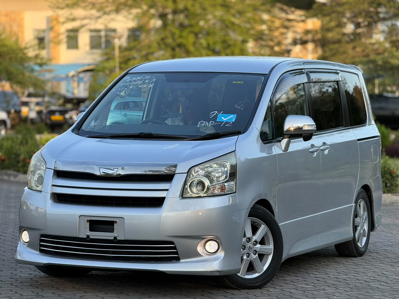 TOYOTA NOAH thumbnail 3